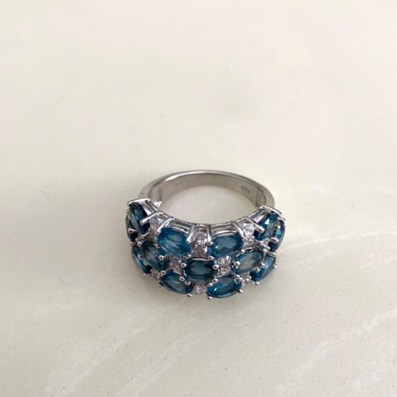Stunning White and blue topaz sterling cluster ring. Brand new, never worn - Picture 3 of 9
